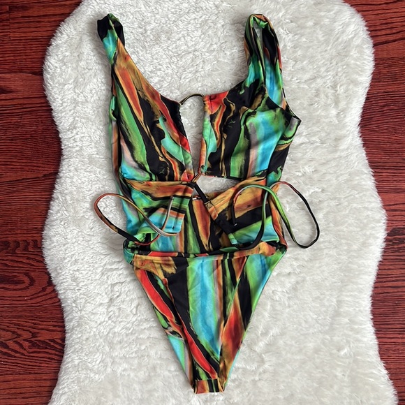 PRETTY LITTLE THING: Green Abstract Print Cut Out Adjustable String Swimsuit - Picture 2 of 7